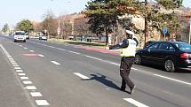 Mostečtí policisté měřili během Speed Marathonu rychlost v ulici Slovenského národního povstání před tamní základní školou.