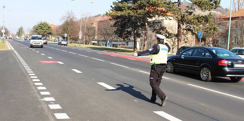 Mostečtí policisté měřili během Speed Marathonu rychlost v ulici Slovenského národního povstání před tamní základní školou.