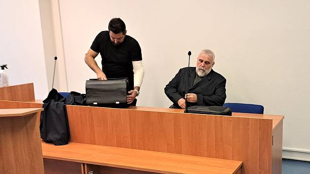 Petr Václavík s obhájcem Jiřím Filípkem u okresního soudu v Mostě 13. dubna 2023.