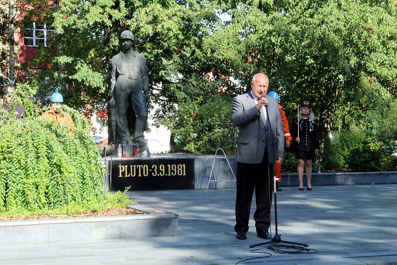 Pietní akt v Litvínově u památníku Pluto