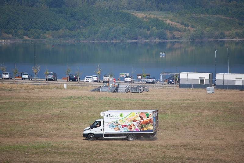 Pondělní úklid po akci The Most Fest u jezera Most