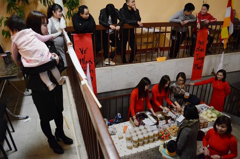 Vietnamci u fotbalového stadionu v Mostě otevřeli kulturní centrum Pagoda Most.