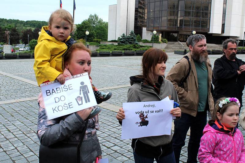 Na 150 odpůrců Andreje Babiše se v úterý zúčastnilo demonstrace v Mostě na 1. náměstí, kde vyjádřili podporu celostátní kampani Milion chvilek pro demokracii. Transparenty a proslovy kritizovali předsedu vlády, který se podle nich chová jako monarcha a mě