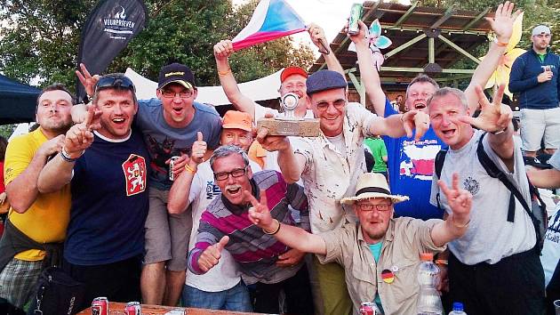 Úspěšní golfisté pózují na společné fotce na závěr evropské soutěže. 