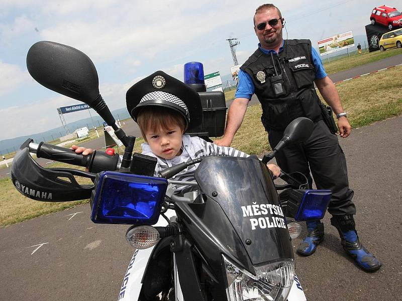 Děti si mohly vyzkoušet motocykl strážníků.