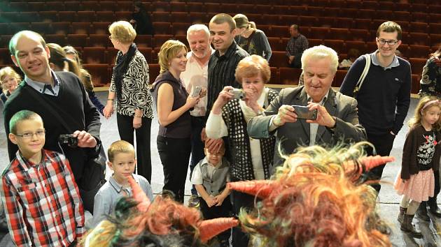 Městské divadlo v Mostě umožnilo divákům, aby šli po představení Hrátky s čertem na podium a vyfotili si své děti a sami sebe s pohádkovými postavami. 