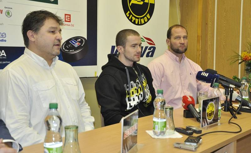 Vedení litvínovského klubu představilo Jakuba Petružálka na tiskové konferenci.