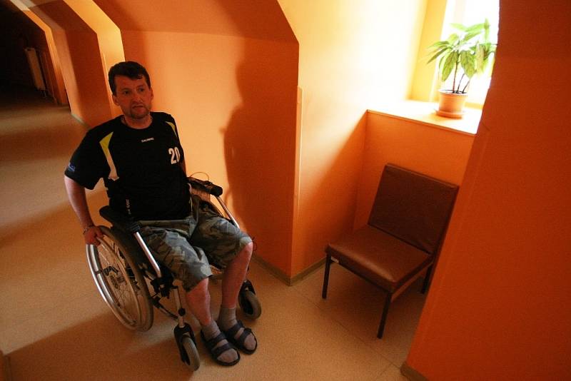 Petr Junek v Nemocnici následné péče v Mostě, kde byl letos na rehabilitaci od ledna do konce dubna a kterou si pochvaluje. 