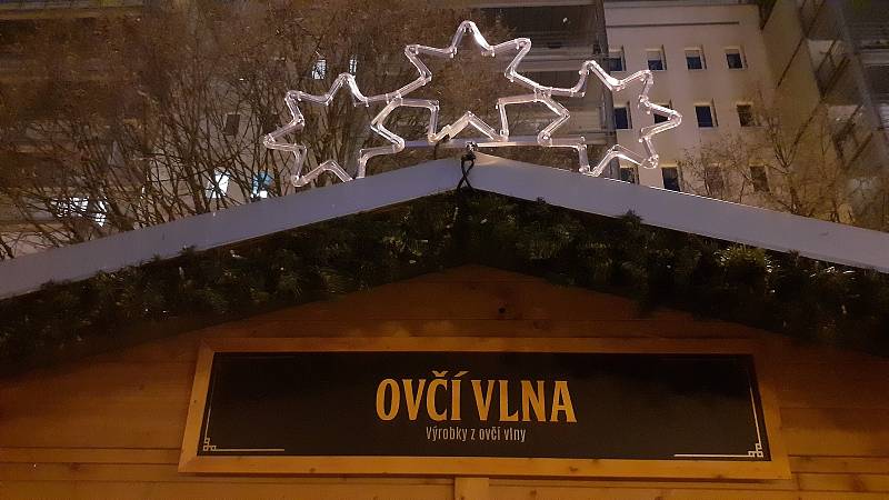 Instalovaný Vánoční trh na 1. náměstí v Mostě, situace večer ve středu 24. listopadu.