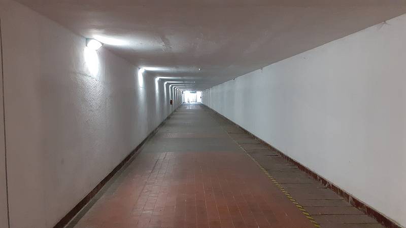 Bývalý tunel hrůzy pod mosteckým nádražím odolává vandalům