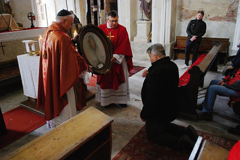 Poutní mše svatá na zámku Jezeří, v kapli Panny Marie Bolestné, kterou celebroval Martin Davídek, generální vikář litoměřické diecéze.