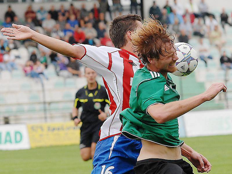 Mostecký Jaroslav Frnoch (v zeleném dresu) v hlavičkovém souboji se soupeřem z Brna. Exligový favorit v Mostě na body nedosáhl a padnul těsně 0:1. Branku Mostu dával Rusetski.