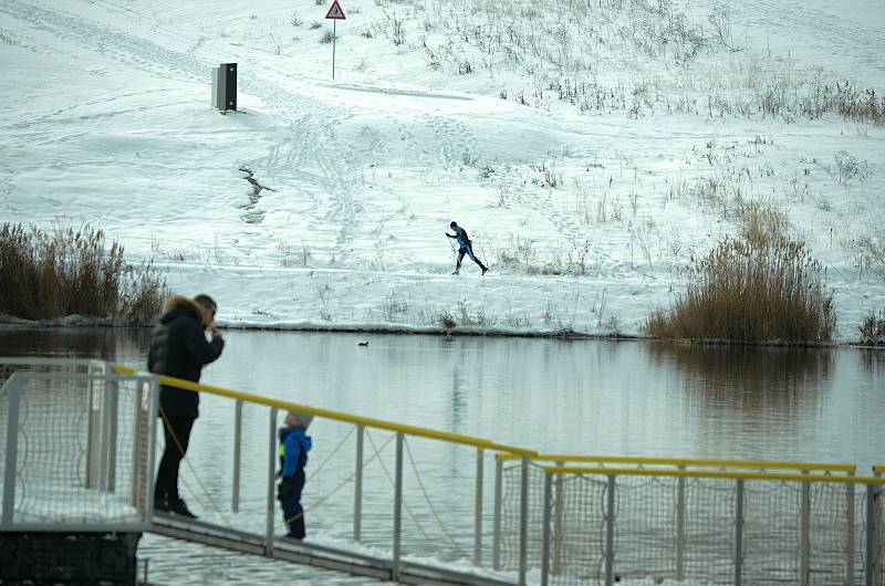 Jezero Most v sobotu odpoledne 13. února 2021.