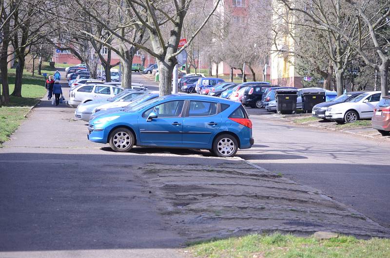 Zanedbaná parkovací místa v mostecké ulici Julia Fučíka