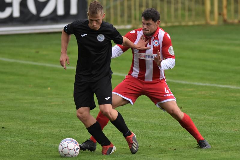 Severočeské divizní derby mezi domácí Souší (v červeném) a Chomutovem.