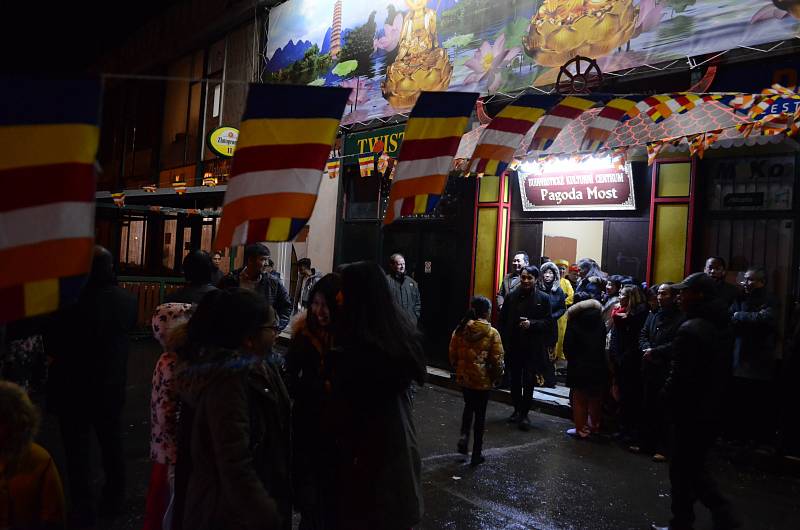 Vietnamci u fotbalového stadionu v Mostě otevřeli kulturní centrum Pagoda Most.