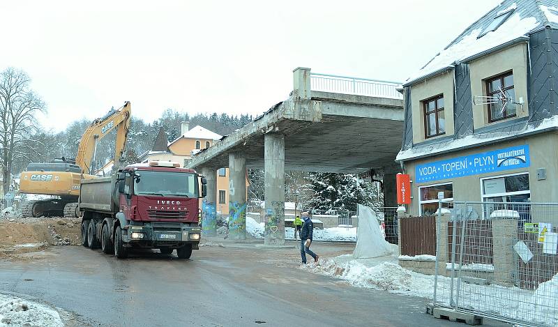 Demolice mostu nad ulicí Mezibořská v Litvínově v sobotu 13. února 2021.