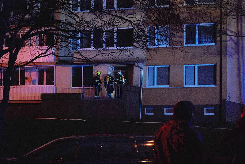 Požár bytu v ulici Jana Kubelíka v Mostě v úterý 22. listopadu.
