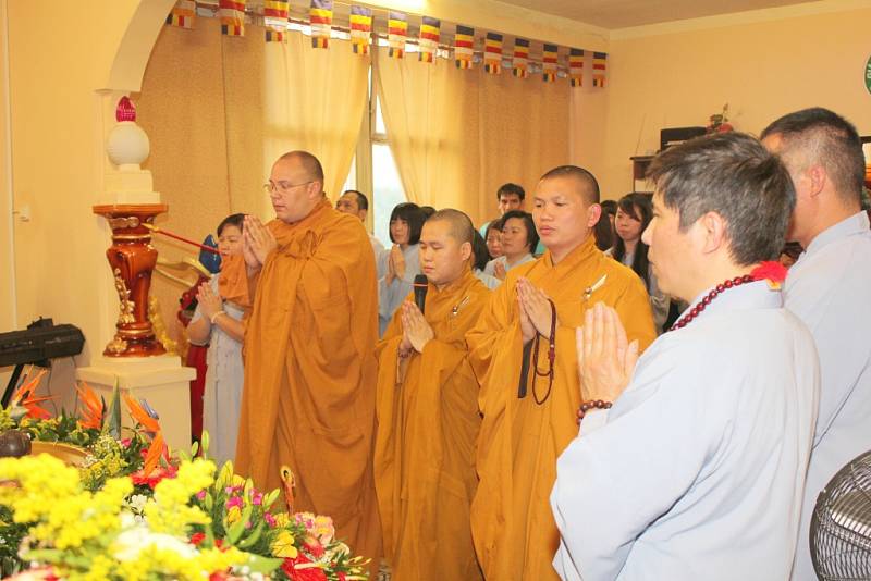 Oslava narození Buddhy v mosteckém buddhistickém chrámu.