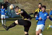 Fotbalisté FK Baník Most-Souš (v modrém) jsou na jaře zatím stoprocentní.