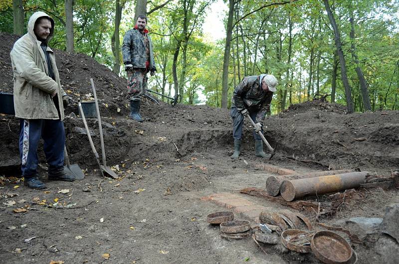 Archeologický výzkum v mosteckém parku Šibeník odhaluje pozůstatky protileteckého dělostřelectva, které tu měli za války nacisté kvůli obraně své chemičky u nedalekého Litvínova.