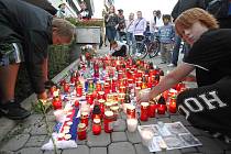 Mostečané uctili v centru města památku tragicky zasnulých hokejistů. Snímek z roku 2011