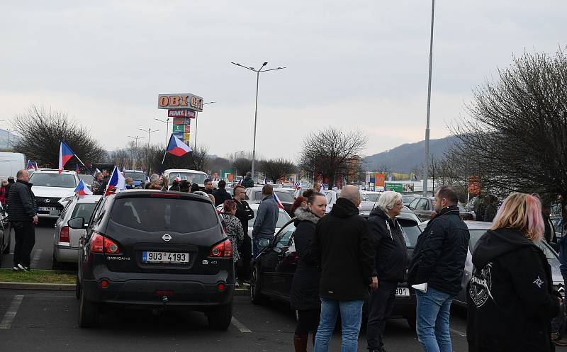 Z Mostu opět vyjela protestní jízda s vlajkami.