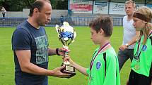 Ikona FK Teplice Pavel Verbíř předává pohár za poraženého finalistu hráčům MFK.