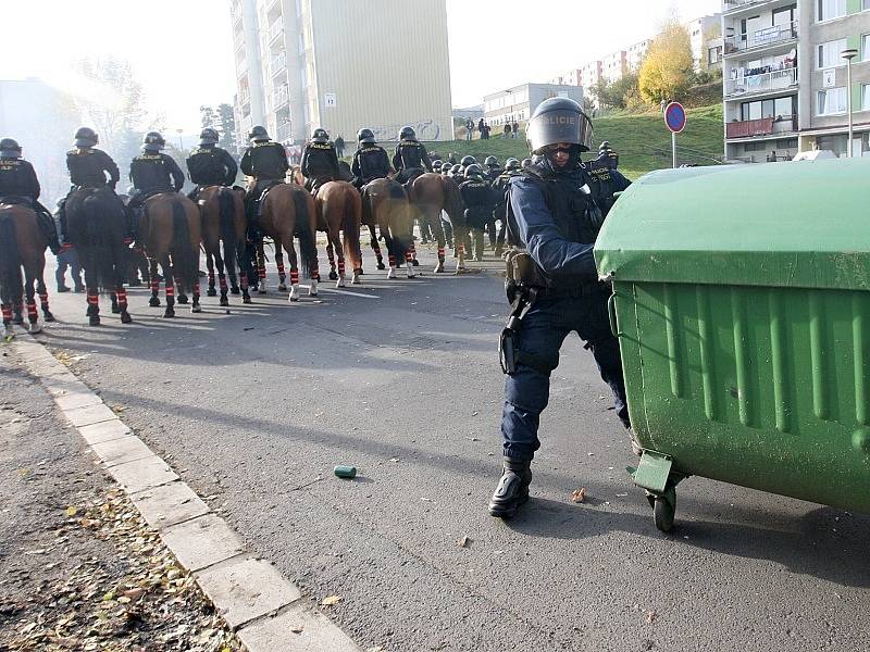 Policisté zasahují při nepovolené demonstraci.