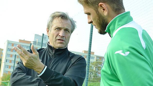 Německý trenér Wolfgang Jerat diskutuje se svým krajanem a hráčem Baníku Most Gramozem Kurtajem. 