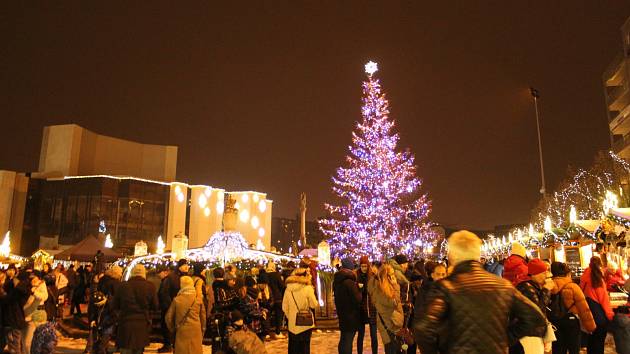 Skupina ČEZ pomohla na severu Čech rozsvítit vánoční stromy v padesáti obcích. Na snímku je vánoční strom v Mostě.