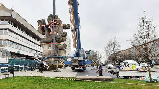 Přemístění sochy lva v centru Mostu v sobotu 15. dubna 2023