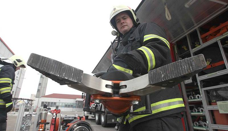 Hasiči v rámci Dne otevřených dveří připravují i soutěž ve vystřihávání 