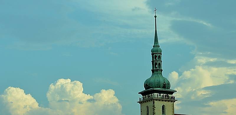 Mostecká slavnost u přesunutého kostela. 