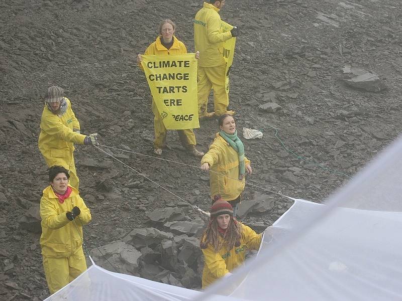 Aktivisté Greenpeace protestují proti těžbě uhlí.