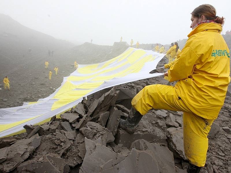 Aktivisté Greenpeace protestují proti těžbě uhlí.