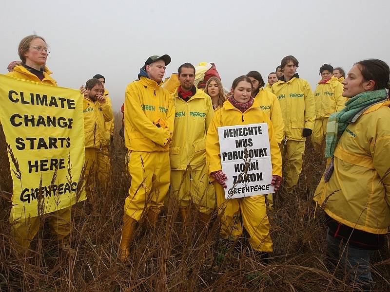 Aktivisté Greenpeace protestují proti těžbě uhlí.