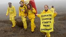 Aktivisté Greenpeace protestují proti těžbě uhlí.