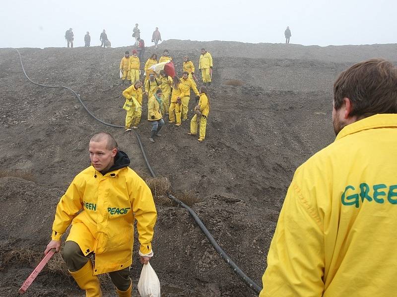 Aktivisté Greenpeace protestují proti těžbě uhlí.