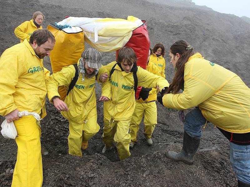 Aktivisté Greenpeace protestují proti těžbě uhlí.