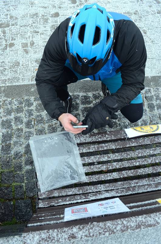 Tradiční novoroční cyklistická jízda v Mostě neměla letos hromadný start. Nadšenci vyjížděli z 1. náměstí postupně mezi 10. a 15. hodinou.