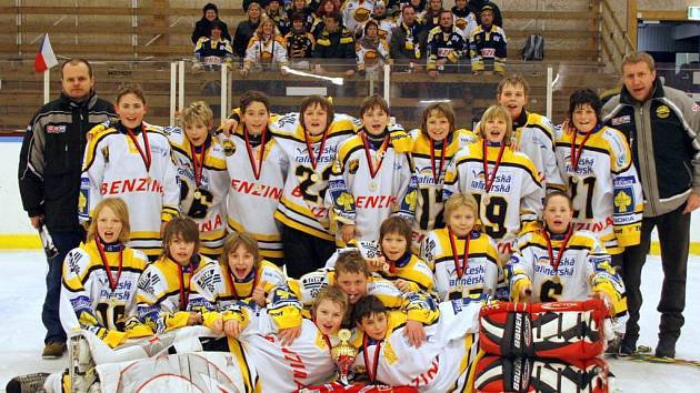 Mladí hokejisté HC Litvínov pózují s medailemi a pohárem ve švédském Malmö, kde vyhráli turnaj. 