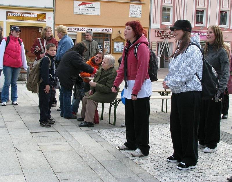 Lidé se baví na Dni s deníkem v Litvínově.