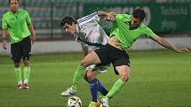 Mostecký Rosendo (v zeleném) bojuje se soupeřem z Frýdku-Místku. V pozadí přihlíží Michal Nguyen, který mu přihrál na gól.