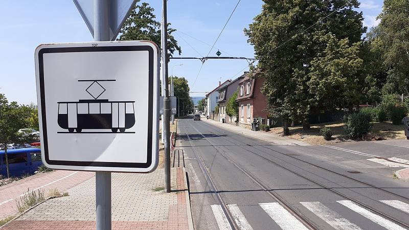 Tramvajová trať v Litvínově měří zhruba tři kilometry. Už přes rok je na ní výluka s náhradní autobusovou dopravou kvůli rekonstrukci dráhy v úseku mezi Litvínovem a Zálužím.