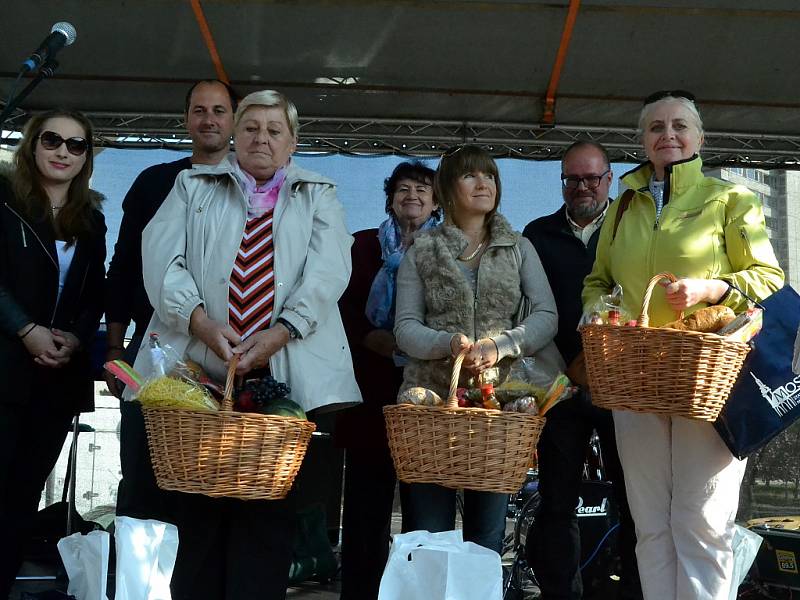 Sobotní farmářská slavnost v Mostě, po které byla oslava Dne seniorů..