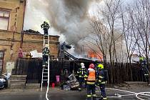 Požár chaty a odpadu v Sokolovské ulici v Louce u Litvínova