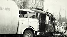 Dobové fotografie po nehodě úzkorozchodné tramvaje 1. listopadu 1960 v Mostě. 