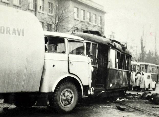 Dobové fotografie po nehodě úzkorozchodné tramvaje 1. listopadu 1960 v Mostě. 