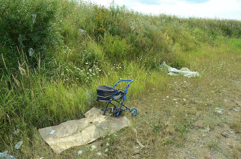 Deník zdokumentoval místo, kde se v rozporu se zákonem ve velkém vypalují kabely a získávají kovy z různých elektrozařízení. Spálená louka s ohořelými stromy leží na katastru Růžodol u Litvínova. Je to státní pozemek.